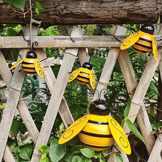 Décoration murale de jardin bourdons sur un treillis