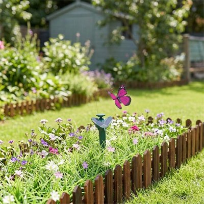 Statue pour jardin papillon dans une plate-bande