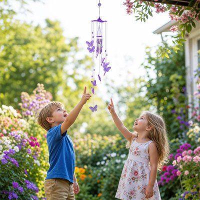 Carillon éolien colibri violet admiré par deux enfants