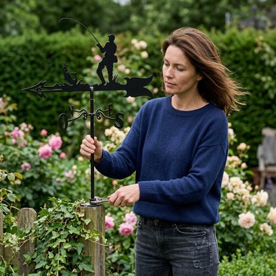 Girouette de jardin femme qui installe sa girouette