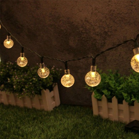 guirlande guinguette solaire blanc chaud qui surplombe le jardin