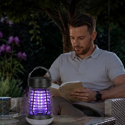 Lampe anti moustique noire sur une table