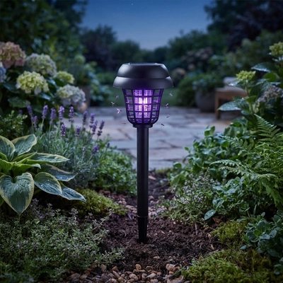 Lampe solaire anti moustiques dans un parterre