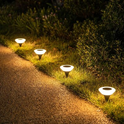 Lampes jardins solaires borde un chemin piqué dans le gazon