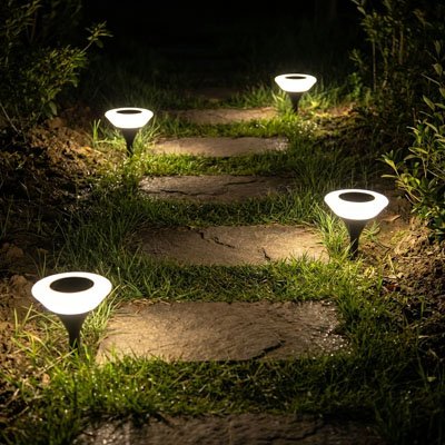 Lampes jardins solaires en bordure de chemin