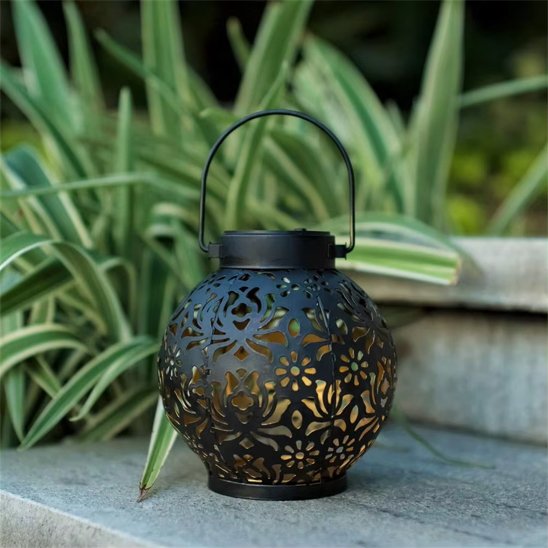 Lanterne solaire en métal travaillé blanc chaud