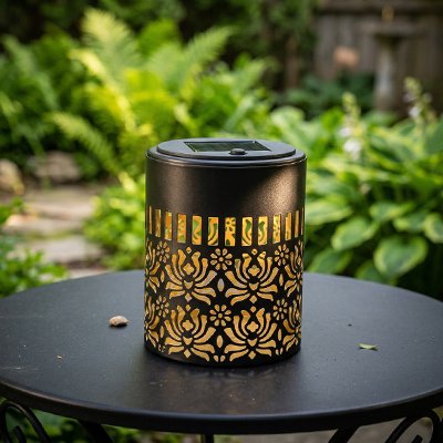 Lanterne solaire extérieur déposée sur une table