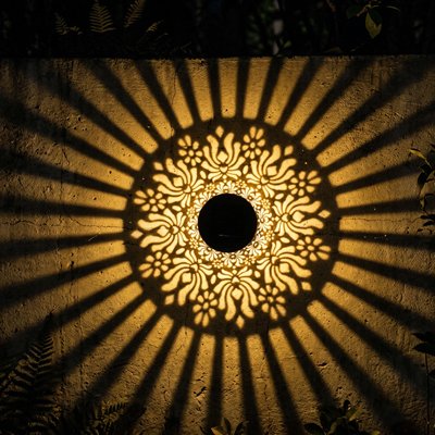 Lanterne solaire extérieur qui dessine une pivoine au sol