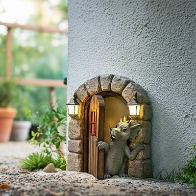 Statue de jardin dragon derrière la porte