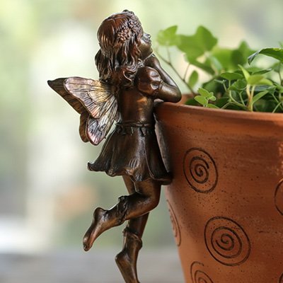 Statue de jardin fée accrochée