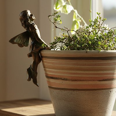 Statue de jardin fée penchée
