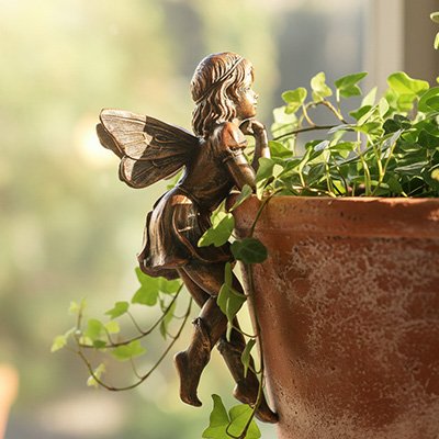 Statue de jardin féérique courbée sur le pot