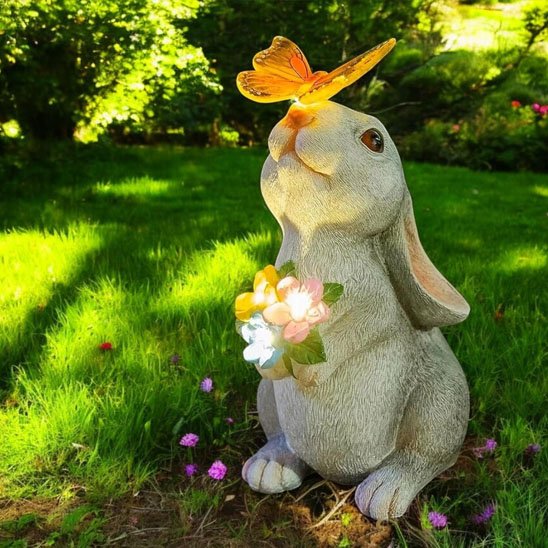 Statue de jardin lapin avec fleurs