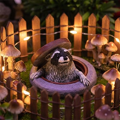 Statue de jardin raton dans un pluit