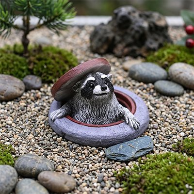Statue de jardin raton dans des roches
