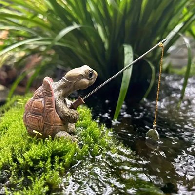 Statue de jardin tortue au bord de l'eau