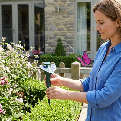Statue pour jardin femme qui installe son papillon