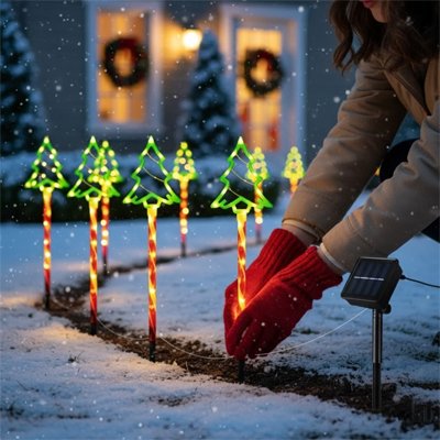 Une femme installe 5 lampes solairea exterieurs pour noël 
